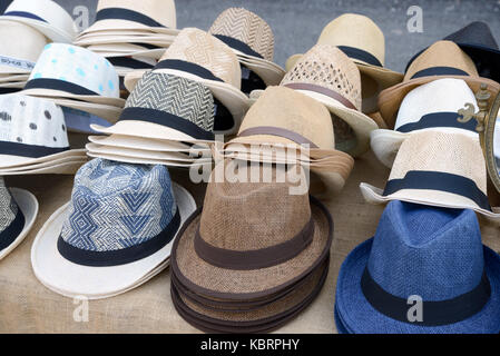 Anzeige der Strohhüte einschließlich Fedora, Panama und Trilby - wie Hüte am Marktstand in der Provence Frankreich Stockfoto