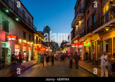 Die berühmten Bourbon Street bei Einbruch der Dunkelheit im französischen Viertel von New Orleans, Louisiana, USA Stockfoto