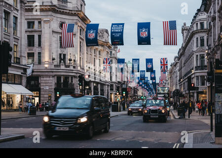 Schwarze Taxis und Autos auf der Regent Street, London. Die Straße ist mit NFL Flaggen dekoriert zu feiern das Ereignis und vier NFL Spiele in der Hauptstadt auf 20 gespielt Stockfoto