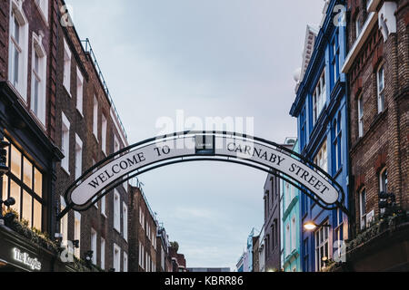 Die Carnaby Street Schild über Carnaby Street willkommen. Carnaby Street ist eine Fußgängerzone und Einkaufsstraße in Soho Gegend von London. Stockfoto