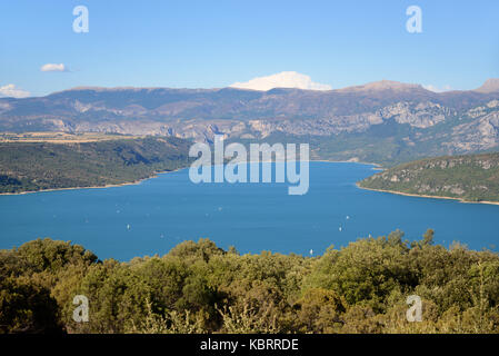 Blick über See Sainte-Croix von Kapelle in Baudinard-sur-Verdon Var Provence Frankreich Stockfoto