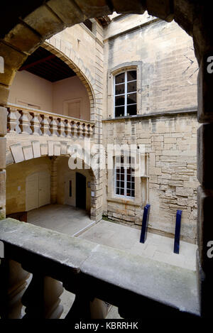 Innenhof des c15. Stadthauses, früher Großpriorat des Malteserordens, heute das Réattu Museum (c 15F) Arles Provence France Stockfoto