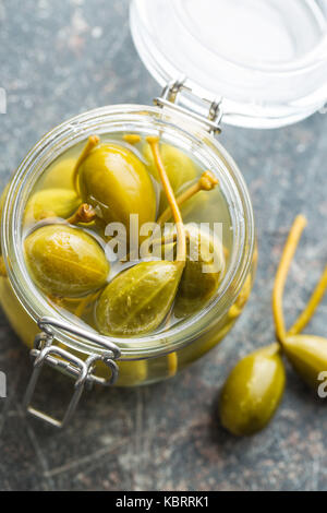 Eingelegte kapern Beeren in der jar. Ansicht von oben Stockfoto