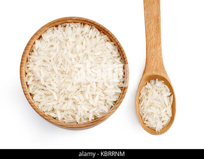 Parboiled Reis in hölzerne Schüssel und Löffel aus Holz auf weißem Hintergrund. Gesundes Essen. Ansicht von Oben. Hochauflösende Produkt. Stockfoto