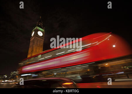 Big Ben mit Red London Bus vorbeifahren. Stockfoto