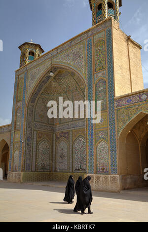 Provinz Fars, Shiraz, Iran - 19. April 2017: Iranische Frauen in schwarzen islamischen Kleider im Innenhof der Moschee Vakil. Stockfoto