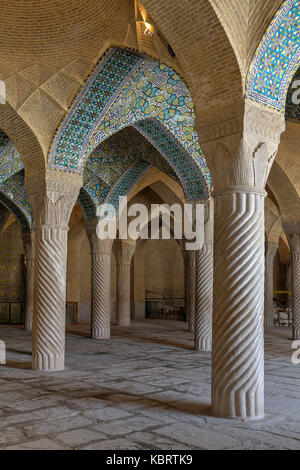 Provinz Fars, Shiraz, Iran - 19. April 2017: Gewölbte Gebet Hall Regents Moschee. Stockfoto