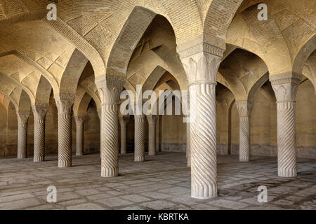 Provinz Fars, Shiraz, Iran - 19. April 2017: Einsame innere Vakil Moschee Gebetsraum. Stockfoto