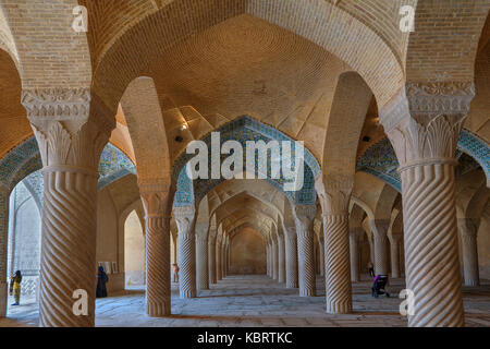 Provinz Fars, Shiraz, Iran - 19. April 2017: Gewölbte Decke in das Innere der Moschee Vakil. Stockfoto