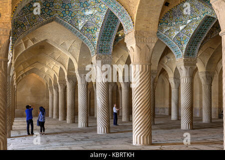 Provinz Fars, Shiraz, Iran - 19. April 2017: Touristen fotografieren im Inneren der Gebetsraum der Moschee Vakil. Stockfoto