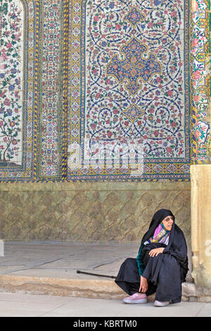 Provinz Fars, Shiraz, Iran - 19. April 2017: muslimische Frau, tragen in islamische Kleidung, sitzt Innenhof Vakil Moschee. Stockfoto