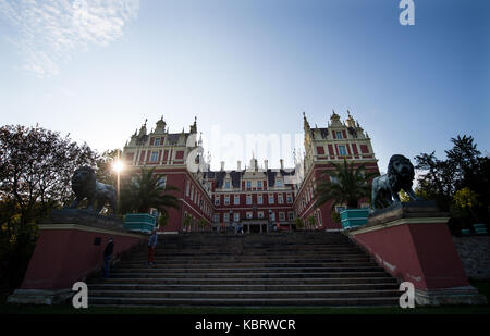 Die Sonne hinter dem "Neues Schloss" (Lit. Neue Burg) in der Fürst-pückler-Park in Bad Muskau, Deutschland, 29. September 2017. Foto: Monika Skolimowska/dpa-Zentralbild/ZB Stockfoto