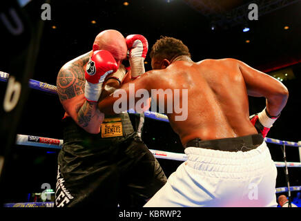 Liverpool, Großbritannien. September 2017. DERECK CHISORA (WEISSE SHORTS) / ROBERT FILIPOVIC während des Schwergewichtswettbewerbs auf den Matchroom Boxings, Battle on the Mersey Show in der Echo Arena, Liverpool Bild von Credit: Stephen Gaunt/Alamy Live News Stockfoto