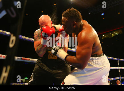 Liverpool, Großbritannien. September 2017. DERECK CHISORA (WEISSE SHORTS) / ROBERT FILIPOVIC während des Schwergewichtswettbewerbs auf den Matchroom Boxings, Battle on the Mersey Show in der Echo Arena, Liverpool Bild von Credit: Stephen Gaunt/Alamy Live News Stockfoto