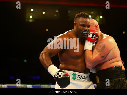 Liverpool, Großbritannien. September 2017. DERECK CHISORA (WEISSE SHORTS) / ROBERT FILIPOVIC während des Schwergewichtswettbewerbs auf den Matchroom Boxings, Battle on the Mersey Show in der Echo Arena, Liverpool Bild von Credit: Stephen Gaunt/Alamy Live News Stockfoto