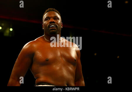 Liverpool, Großbritannien. September 2017. DERECK CHISORA (WEISSE SHORTS) / ROBERT FILIPOVIC während des Schwergewichtswettbewerbs auf den Matchroom Boxings, Battle on the Mersey Show in der Echo Arena, Liverpool Bild von Credit: Stephen Gaunt/Alamy Live News Stockfoto