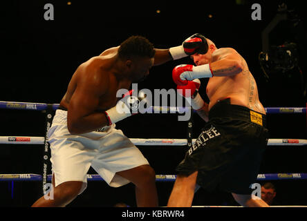 Liverpool, Großbritannien. September 2017. DERECK CHISORA (WEISSE SHORTS) / ROBERT FILIPOVIC während des Schwergewichtswettbewerbs auf den Matchroom Boxings, Battle on the Mersey Show in der Echo Arena, Liverpool Bild von Credit: Stephen Gaunt/Alamy Live News Stockfoto