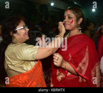 Mumbai, Indien. 30. September 2017. Devotees Gebete Idol der Göttin Durga und verheirateten Frauen gelten sindoor jedes andere auf den Anlass des Sindoor khela für Vijaya dashami Feier am letzten Tag der Durga Puja pandal in Mumbai. Credit: Azhar Khan/Alamy leben Nachrichten Stockfoto