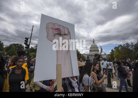 Washington, District of Columbia, USA. 30 Sep, 2017. Eine Frau hält einen Protest anmelden, als sie marschiert hinter der United States Capitol Gebäude während der März für Gerechtigkeit zwischen den Rassen in Washington, DC Quelle: Alex Edelman/ZUMA Draht/Alamy leben Nachrichten Stockfoto