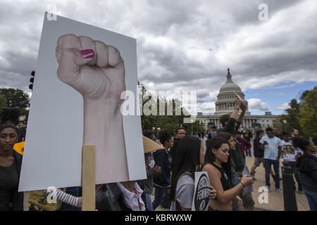 Washington, District of Columbia, USA. 30 Sep, 2017. Eine Frau hält einen Protest anmelden, als sie marschiert hinter der United States Capitol Gebäude während der März für Gerechtigkeit zwischen den Rassen in Washington, DC Quelle: Alex Edelman/ZUMA Draht/Alamy leben Nachrichten Stockfoto
