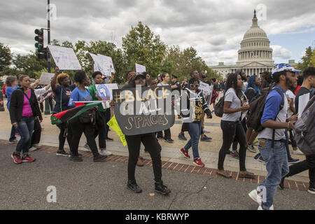 Washington, District of Columbia, USA. 30 Sep, 2017. Eine Frau hält einen Protest anmelden, als sie marschiert hinter der United States Capitol Gebäude während der März für Gerechtigkeit zwischen den Rassen in Washington, DC Quelle: Alex Edelman/ZUMA Draht/Alamy leben Nachrichten Stockfoto