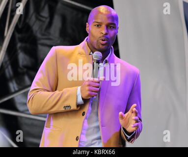 London, Großbritannien. 30. September 2017. Ehemalige New York Giants Spieler und jetzt BBC-TV-Analyst Osi Umenyiora an NFL auf der Regent Street - die Länge von Londons wichtigsten Einkaufsstraße wird für Verkehr den ganzen Tag geschlossen als Fan Event übernimmt. Feiern NFL Spiel des folgenden Tages zwischen Miami Dolphins v New Orleans Saints im Wembley Stadion. Spieler aus beiden Teams auf der Bühne ebenso wie 'NFL Legends', Cheerleadern und Persönlichkeiten, London Am 30. September 2017 Foto von Keith Mayhew/Alamy leben Nachrichten Stockfoto