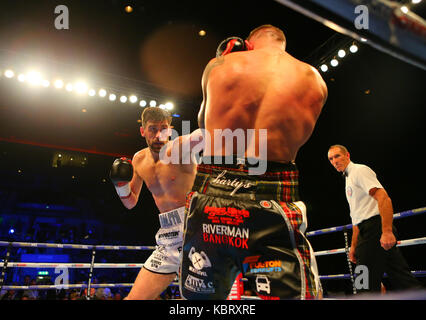 Liverpool, Großbritannien. 30. September 2017. ROCKY FIELDING (Weiße Shorts) schlägt DAVID BROPHY (schwarze Shorts) für die Britische und die Commonwealth Meisterschaften auf der Super-Middleweight Matchroom Boxings Schlacht auf dem Mersey show in der Echo Arena in Liverpool Bild von Stephen Gaunt/Touchlinepics.com/Alamy Live News 30/09/2017 Credit: Stephen Gaunt/Alamy leben Nachrichten Stockfoto