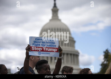 Washington, District of Columbia, USA. 30 Sep, 2017. Eine Frau hält einen Protest anmelden, als sie marschiert hinter der United States Capitol Gebäude während der März für Gerechtigkeit zwischen den Rassen in Washington, DC Quelle: Alex Edelman/ZUMA Draht/Alamy leben Nachrichten Stockfoto