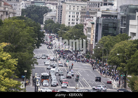 Washington, District of Columbia, USA. 30 Sep, 2017. Tausende Demonstranten märz hinunter der Pennsylvania Avenue in Washington, DC im März für Gerechtigkeit zwischen den Rassen. Credit: Alex Edelman/ZUMA Draht/Alamy leben Nachrichten Stockfoto