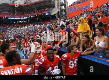 Gainesville, Florida, USA. 30 Sep, 2017. MONICA HERNDON | Zeiten. Florida Gators Fans sprechen mit den Spielern nach dem Spiel gegen Vanderbilt am 30. September 2017, an Ben Hill Griffin Stadium, in Gainesville, Fla. Die Florida Gators besiegten die Vanderbilt Commodores, 38. bis 24. Credit: Monica Herndon/Tampa Bay Zeiten/ZUMA Draht/Alamy leben Nachrichten Stockfoto