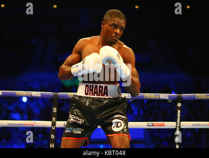 Liverpool, Großbritannien. 30 Sep, 2017. TOM FARRELL (grau/weiß/blauen Shorts) verliert gegen OHARA DAVIES (Schwarze und Weiße Shorts) für die Wba Internationale Super-Lightweight Meisterschaft Tüttel am Matchroom Boxings Schlacht auf dem Mersey in der Echo Arena in Liverpool Bild per Kreditkarte: Stephen Gaunt/Alamy leben Nachrichten Stockfoto