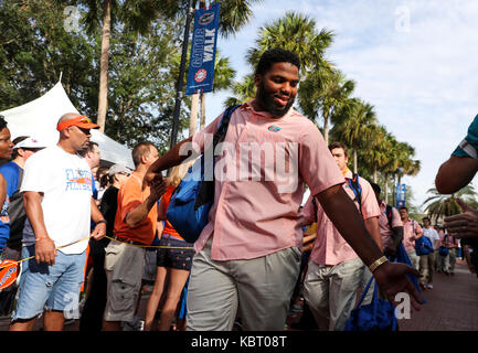 Gainesville, Florida, USA. 30 Sep, 2017. MONICA HERNDON | Zeiten. Spieler zu Fuß in das Feld während der Gator, bevor sie die Florida Gators auf Vanderbilt am 30. September 2017, Ben Hill Griffin Stadium, in Gainesville, Fla. Credit: Monica Herndon/Tampa Bay Zeiten/ZUMA Draht/Alamy leben Nachrichten Stockfoto