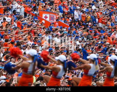 Gainesville, Florida, USA. 30 Sep, 2017. MONICA HERNDON | Zeiten. Fans jubeln während der Florida Gators Spiel gegen Vanderbilt am 30. September 2017, an Ben Hill Griffin Stadium, in Gainesville, Fla. Die Florida Gators besiegten die Vanderbilt Commodores, 38. bis 24. Credit: Monica Herndon/Tampa Bay Zeiten/ZUMA Draht/Alamy leben Nachrichten Stockfoto