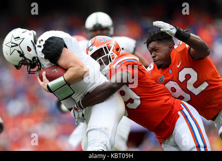 Gainesville, Florida, USA. 30 Sep, 2017. Florida Gators defensive lineman Jabari Zuniga (92) Erhält ein Foul für das Spielen ohne Helm im zweiten Quartal die Florida Gators auf Vanderbilt bei Ben Hill Griffin Stadium. Credit: Monica Herndon/Tampa Bay Zeiten/ZUMA Draht/Alamy leben Nachrichten Stockfoto