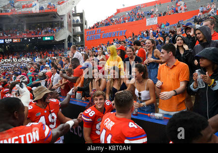 Gainesville, Florida, USA. 30 Sep, 2017. MONICA HERNDON | Zeiten. Florida Gators Fans sprechen mit den Spielern nach dem Spiel gegen Vanderbilt am 30. September 2017, an Ben Hill Griffin Stadium, in Gainesville, Fla. Die Florida Gators besiegten die Vanderbilt Commodores, 38. bis 24. Credit: Monica Herndon/Tampa Bay Zeiten/ZUMA Draht/Alamy leben Nachrichten Stockfoto