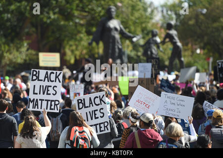 Washington, DC, USA. 30 Sep, 2017. Marchers tragen ihre Zeichen in Lincoln Park mit der Mary McLeod Bethune Memorial im Hintergrund während der März für Gerechtigkeit zwischen den Rassen von der Lincoln Park in die Hauptstadt Washington, DC. Credit: Csm/Alamy leben Nachrichten Stockfoto