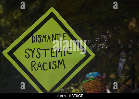 Washington, DC, USA. 30 Sep, 2017. Marchers halten Sie Ihre Schilder hoch im Lincoln Park während der März für Gerechtigkeit zwischen den Rassen von der Lincoln Park in die Hauptstadt Washington, DC. Credit: Csm/Alamy leben Nachrichten Stockfoto