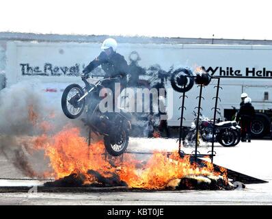 Helme Motorrad display Team Feuer springen, Blandford Camp, Dorset, UK, 30. September 2017. royal Signale weiße Helme Motorrad display Team Ihre letzte Anzeige Credit: finnbarr Webster/alamy leben Nachrichten Stockfoto