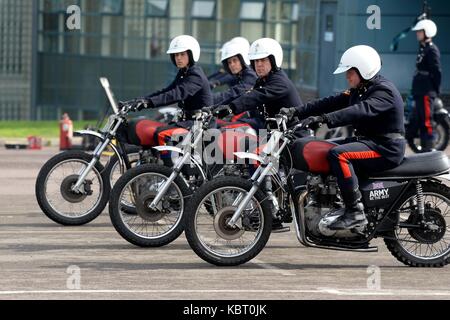 Blandford Camp, Dorset, UK, 30. September 2017. royal Signale weiße Helme Motorrad display Team Ihre letzte Anzeige Credit: finnbarr Webster/alamy leben Nachrichten Stockfoto