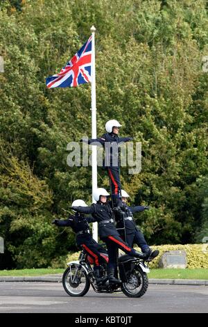 Blandford Camp, Dorset, UK, 30. September 2017. royal Signale weiße Helme Motorrad display Team Ihre letzte Anzeige Credit: finnbarr Webster/alamy leben Nachrichten Stockfoto