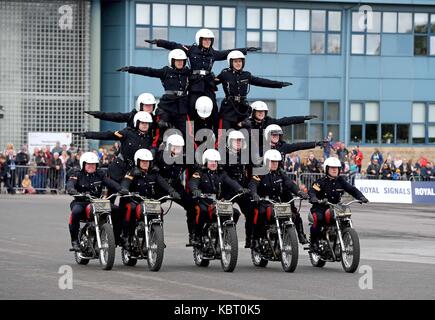 Blandford Camp, Dorset, UK, 30. September 2017. royal Signale weiße Helme Motorrad display Team Ihre letzte Anzeige Credit: finnbarr Webster/alamy leben Nachrichten Stockfoto