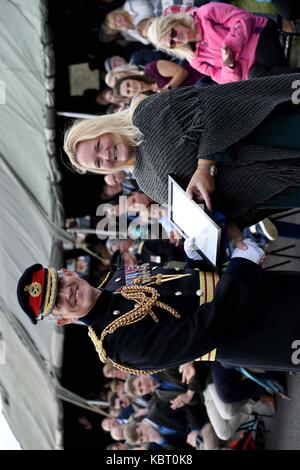 Blandford Camp, Dorset, UK, 30. September 2017. allgemeine Papst gibt einen Award zu ihrer Sekretärin zoe Stevens Credit: finnbarr Webster/alamy leben Nachrichten Stockfoto