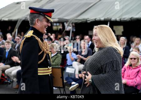 Blandford Camp, Dorset, UK, 30. September 2017. allgemeine Papst gibt einen Award zu ihrer Sekretärin zoe Stevens Credit: finnbarr Webster/alamy leben Nachrichten Stockfoto