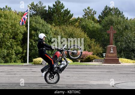 Blandford Camp, Dorset, UK, 30. September 2017. Royal Signale weiße Helme Motorrad display Team Ihre letzte Anzeige Credit: Finnbarr Webster/Alamy leben Nachrichten Stockfoto