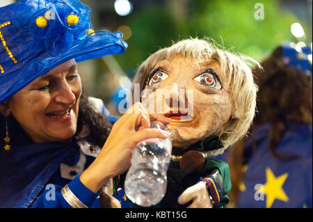 Manchester, Großbritannien. 30. September 2017. Ein bildnis von Theresa May ist ein Getränk von einer Anti-Brexit Demonstrant gegeben. Anti-Brexit, Demonstranten sammeln außerhalb des Konferenzzentrum Manchester UK. Und ihre Stimme durch Ausführen einer satirischen Kabarett am Vorabend der Tory-partei Konferenz gehört. Credit: Graham M. Lawrence/Alamy Leben Nachrichten. Stockfoto