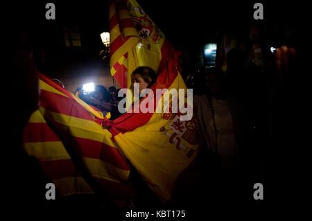 September 28, 2017 - Barcelona, Katalonien, Spanien - Ein anti-separatistischen Demonstrator unter Spanisch und Katalanisch Flaggen während eines Protestes gegen die katalanische Regierung in Barcelona wird angezeigt. Nächsten Sonntag der Katalanischen Regierung zielt darauf ab, ein Referendum über die Unabhängigkeit abgehalten, die spanische Regierung ist frontal auf das Referendum dagegen und halte es für illegal. Tausende spanische Polizisten haben in der katalanischen Region übertragen wurde, das Referendum zu verbieten. Stockfoto