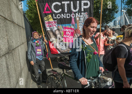 London, Großbritannien. 30. September 2017. Die Migranten willkommen Block, eine von mehreren Gruppen von Demonstranten marschieren auf verschiedenen Ausgangspunkten auf St Thomas' Hospital zu konvergieren, für ein Ende der Einwanderung überprüft und Aufladen der Migranten für NHS Services anrufen entlang dem Bahndamm geht. Die Migranten willkommen Block, Mutterschaftsobacht Block und Schwestern bloc met gegenüber dem Krankenhaus und auf den Bereich um den Memorial marschierten zum Jamaikanischen geborene Krimkrieg Krankenschwester Mary Seacole für eine Rallye, bei der eine Reihe von Zeugnissen derjenigen, die diese Politik gelitten haben ausgelesen wurden. Credit: Peter Marschall/Ala Stockfoto