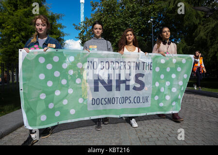 London, Großbritannien. 30. September 2017. Die Befürworter von Docs nicht Bullen März bis St Thomas's Hospital gegen das Schema der Regierung zu verlangen, NHS Trusts Identifikation der Patienten, bevor Sie die Behandlung zu überprüfen und der Sündenbock von Migranten einzustellen, zu protestieren. Credit: Mark Kerrison/Alamy leben Nachrichten Stockfoto