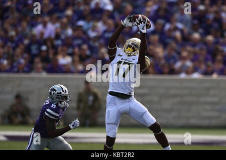 Manhattan, Kansas, USA. 30 Sep, 2017. Baylor Bears wide receiver Pooh Stricklin (17) Geht bis hoch für eine seiner neun Aufnahmen für den Tag während der NCAA Football Spiel zwischen der Baylor Bears und der Kansas State Wildcats auf Bill Snyder Familie Stadion in Manhattan, Kansas. Kendall Shaw/CSM/Alamy leben Nachrichten Stockfoto