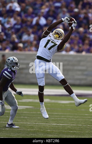 Manhattan, Kansas, USA. 30 Sep, 2017. Baylor Bears wide receiver Pooh Stricklin (17) Geht bis hoch für eine seiner neun Aufnahmen für den Tag während der NCAA Football Spiel zwischen der Baylor Bears und der Kansas State Wildcats auf Bill Snyder Familie Stadion in Manhattan, Kansas. Kendall Shaw/CSM/Alamy leben Nachrichten Stockfoto